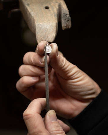 goldsetzerin-einblick-in-arbeit-feilen