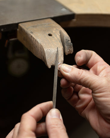 goldsetzerin-einblick-in-arbeit-feilen