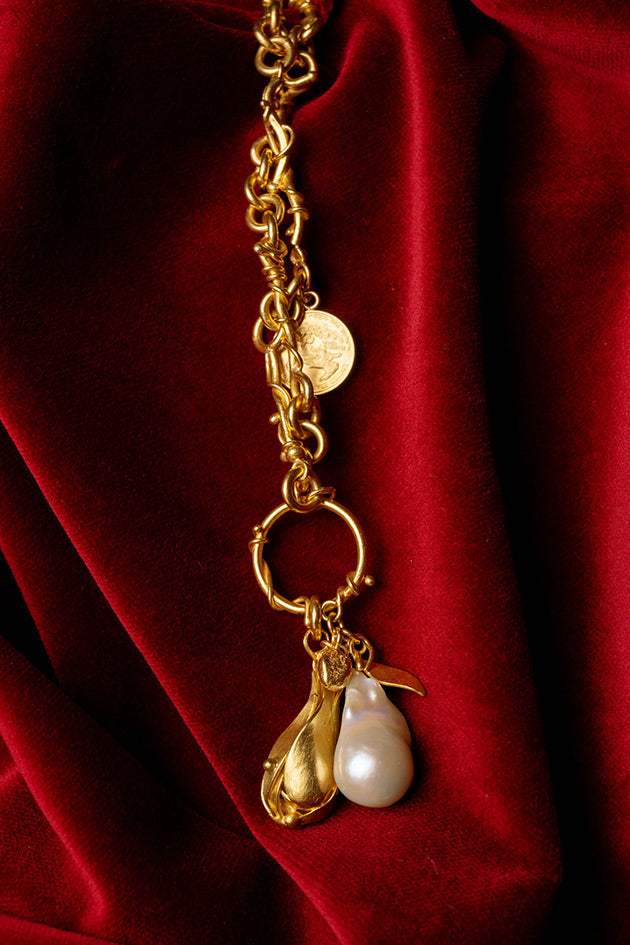 goldsetzerin-monti-kette-mit-feingoldmuenzen-und-barockperle